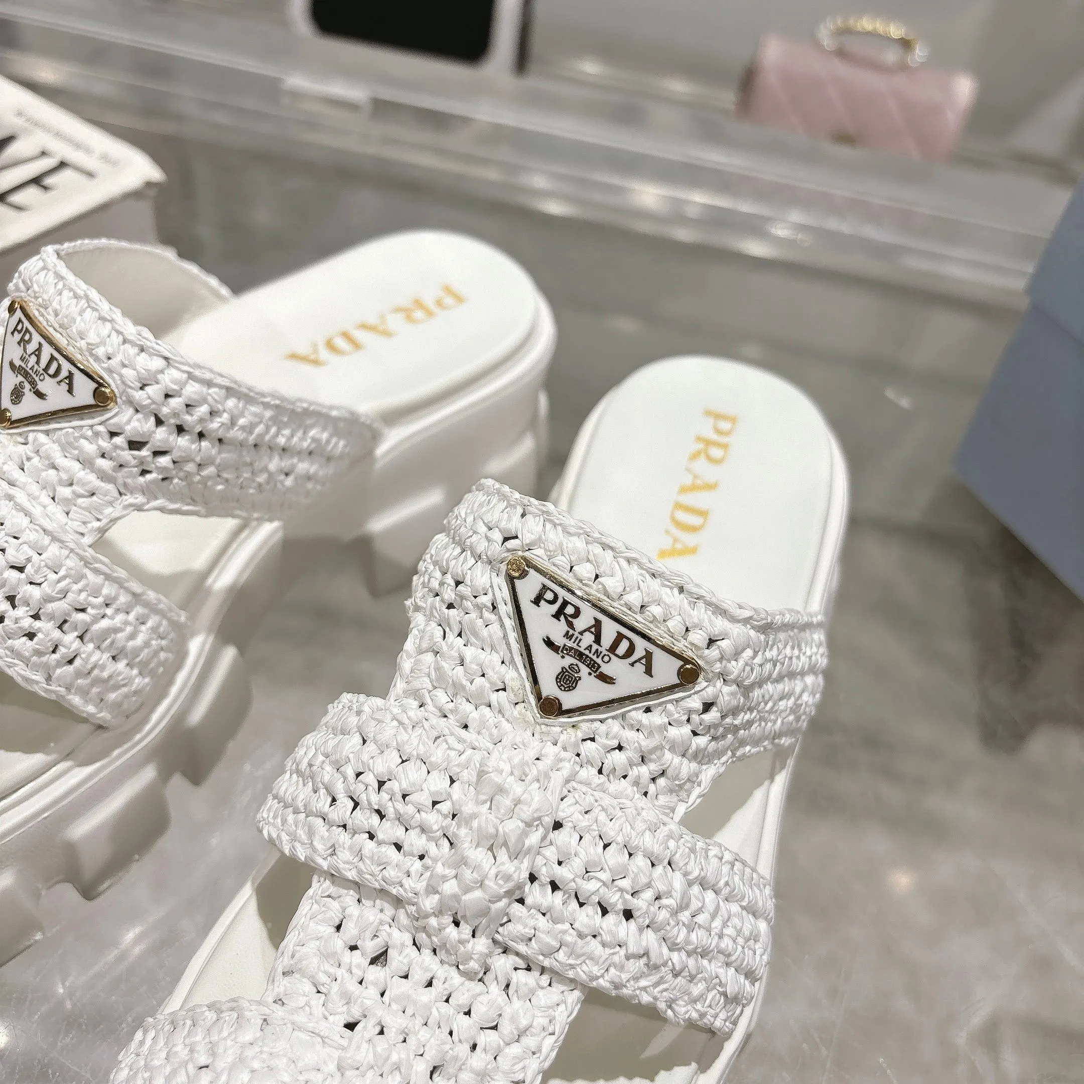 👟👟Ex-factory price 500👟👟 Original eco-friendly PP paper material, high version Prada Prada’s latest pig cage shoes, Roman woven thick-soled rubber slippers, the latest eco-friendly ♻️PP material, high price, fully handmade crochet, just like knitting sweaters, slow work and meticulous work, retro fashionable and avant-garde thick-soled soles with rubber uppers, retro wood grain to meet the various choices of fashionable people of different styles! The iconic metal triangle logo is paired with the shape of ancient beach sandals. Every design element is fashionable! Code number 35-41